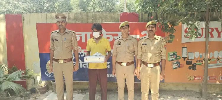 नोएडा में ₹10,000 का इनामी आरोपी राजू सक्सेना गिरफ्तार, चोरी का मैकबुक-आईपैड और अवैध तमंचा बरामद
