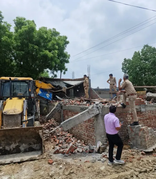 क्या नोएडा में अवैध निर्माण से 2,745 करोड़ की भूमि अतिक्रमण मुक्त हुई है?