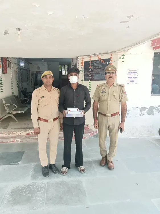 नोएडा में डिलीवरी बॉय गिरफ्तार: बंद मकानों में चोरी, ₹2 लाख नकद व आभूषण बरामद
