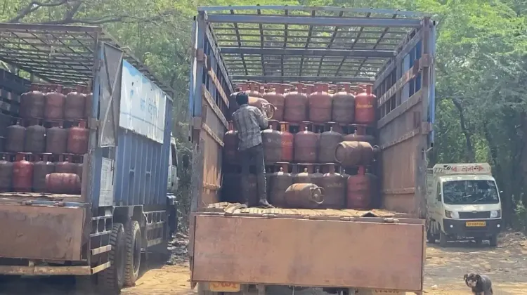 नोएडा में गैस सिलेंडर की कमी की अफवाहों से हड़कंप, डीएम ने की आपात बैठक