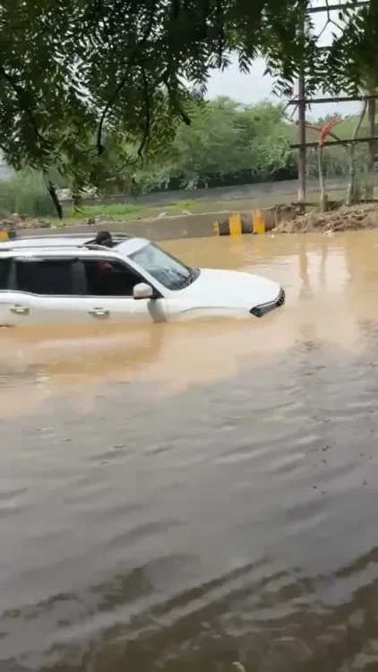 नोएडा अंडरपास जलभराव: सेक्टर-150 से 162 तक डूबे अंडरपास, सैकड़ों नंबर प्लेट फुटपाथ पर मिलीं