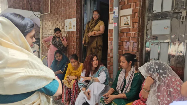 नोएडा में श्रमिकों की समस्याओं की पड़ताल: सामाजिक कार्यकर्ता शालिनी का हरौला गांव दौरा