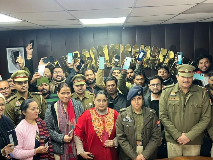 क्या नोएडा पुलिस ने 25 लाख रुपये के 77 गुम मोबाइल फोन ढूंढ निकाले और उनके मालिकों को लौटाए?