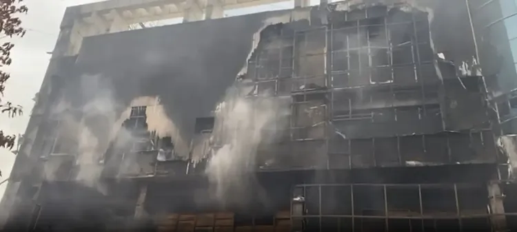 नोएडा में प्राइवेट बिल्डिंग में लगी भीषण आग, दमकल सेवाओं ने कड़ी मेहनत से पाया काबू