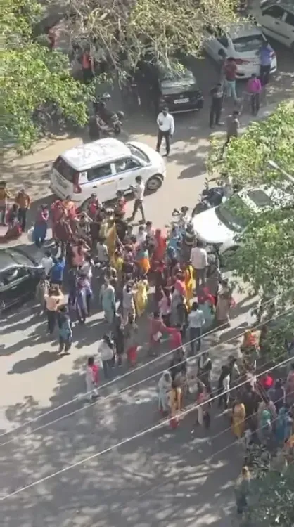 नोएडा में फैक्ट्रियों के कर्मचारियों का हिंसक प्रदर्शन, 300 से अधिक लोग गिरफ्तार