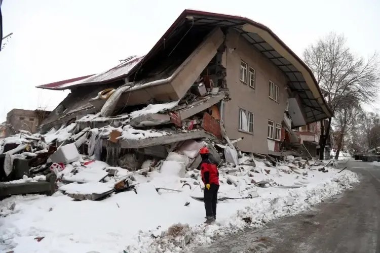 How Did a Snowstorm in Northern Syria Impact Over 150,000 Displaced Individuals?