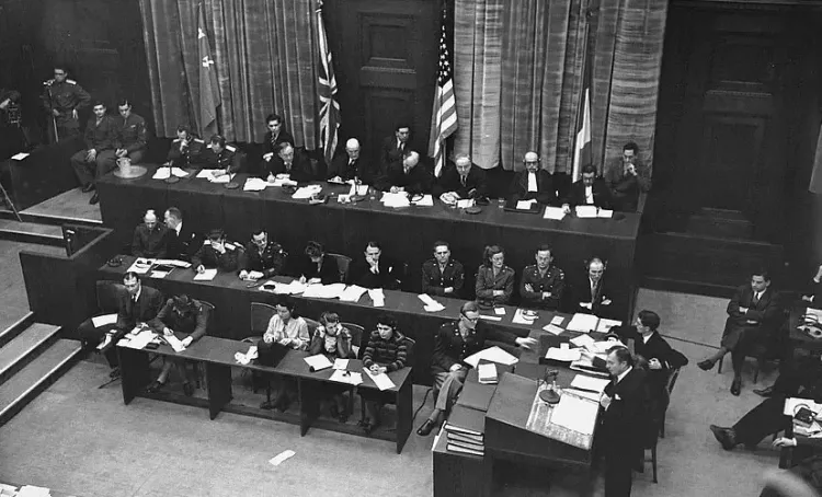 क्या नूर्नबर्ग ट्रायल ने युद्ध अपराधियों को अदालत में खड़ा करने का पहला कदम उठाया?