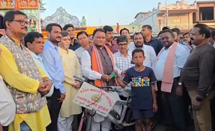 क्या ओडिशा के मुख्यमंत्री माझी ने दुर्गा पूजा में जीती साइकिल का दान किया?