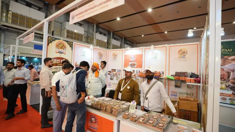 यूपी इंटरनेशनल ट्रेड शो 2026: ओडीओसी पवेलियन में मिर्जापुर के गुड़ से बना ठेकुआ, 75 जिलों के स्वाद एक मंच पर