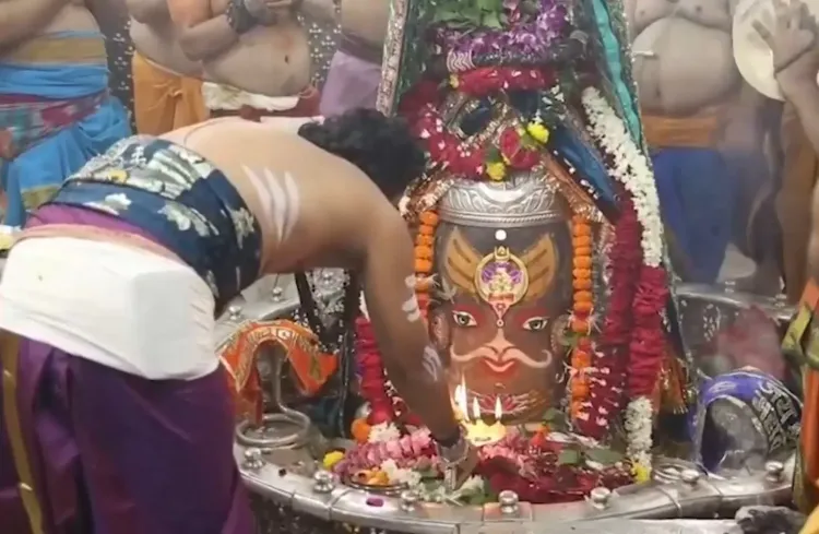महाकालेश्वर मंदिर में आषाढ़ चतुर्थी पर भव्य भस्म आरती, ओम-बेल पत्र-मुकुट से सजे बाबा महाकाल