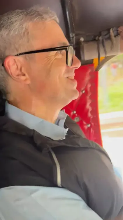 Omar Abdullah hails auto-rickshaw ride near Jantar Mantar