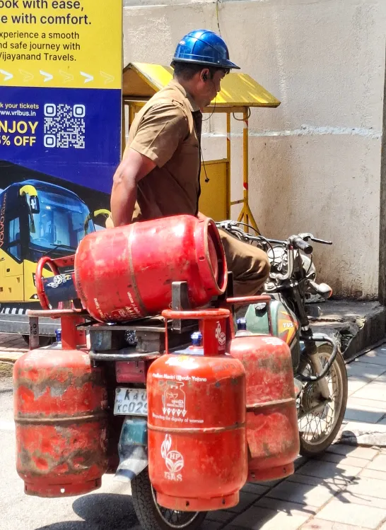 India fuel supply stable: 1.26 crore LPG cylinders delivered in 3 days
