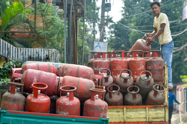 Government Ensures Smooth Delivery of Over 52.3 Lakh Domestic LPG Cylinders
