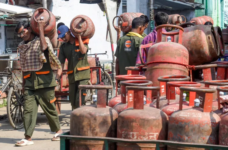 52 Lakh LPG Cylinders Delivered in Single Day Amid Hormuz Tensions