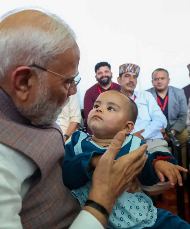 How did PM Modi respond to the tragedy of infant Neetika orphaned in Himachal's cloudburst?