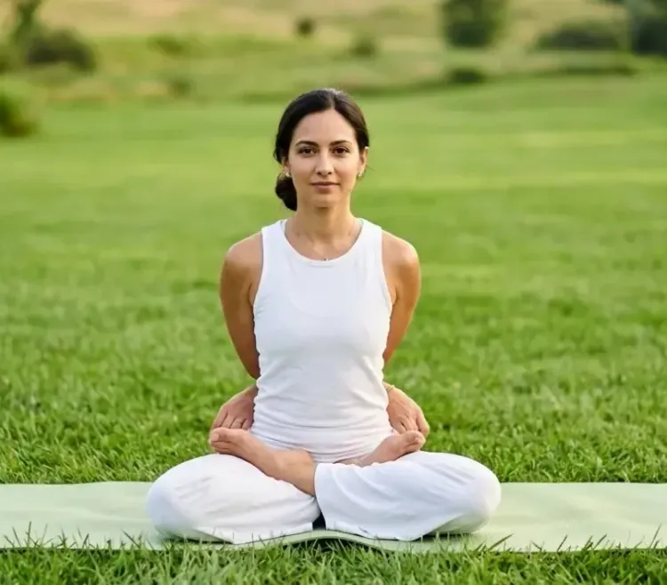बद्ध पद्मासन: पद्मासन का उन्नत रूप, रीढ़ की मजबूती से पाचन सुधार तक के फायदे