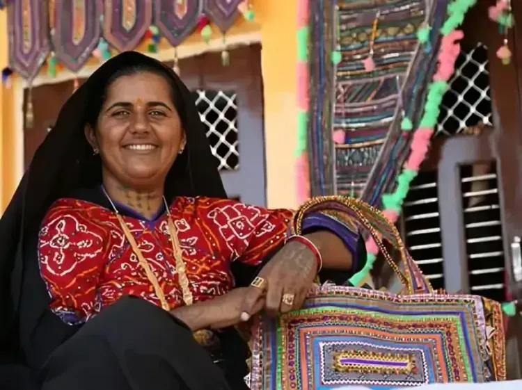 क्या पाबीबेन रबारी सैकड़ों महिलाओं को रोजगार दे रही हैं और कच्छ की हस्तकला को अंतरराष्ट्रीय पहचान दिला रही हैं?