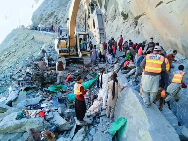 How Many Lives Were Lost Due to Floods and Landslides in Pakistan?