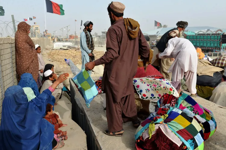 Did Pakistan and Iran Really Deport Over 2,370 Afghan Refugees?