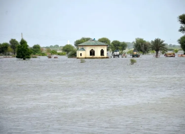 स्वाबी में मूसलाधार बारिश से छत ढही: पिता-पुत्री की मौत, 300 से अधिक लोग सुरक्षित निकाले