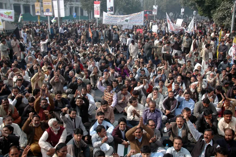 Why Are Lawyers Protesting the 27th Constitutional Amendment in Karachi?