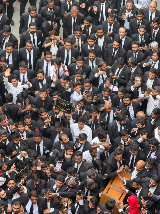 क्या पाकिस्तान में 27वां संशोधन वकीलों के उग्र प्रदर्शन का कारण बना?