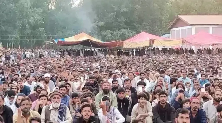 पीओजेके में पाकिस्तानी सेना पर बड़ा आरोप: 'हमें हथियार देकर आज आतंकी कह रहे हैं' — 80 हजार की सभा में विद्रोह