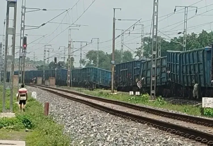पलामू में कोयला मालगाड़ी के 12 डिब्बे पटरी से उतरे, मुख्य रेल लाइनें अप्रभावित