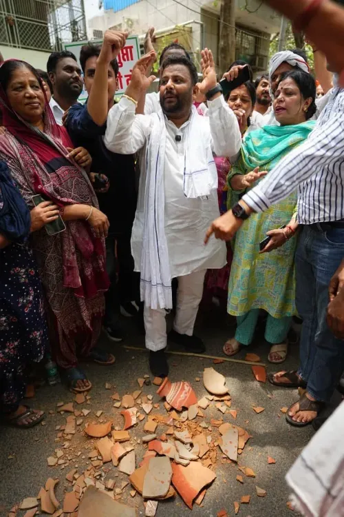 दिल्ली जल संकट: कोंडली में 'आप' विधायक कुलदीप कुमार के नेतृत्व में मटका फोड़ प्रदर्शन, BJP सरकार पर निशाना