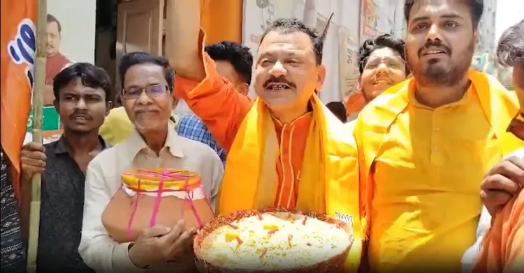 पश्चिम बंगाल चुनाव 2026: भाजपा की बढ़त पर कोलकाता में कमला भोग और झाल मुड़ी से जश्न, 'जय श्रीराम' के नारे गूंजे