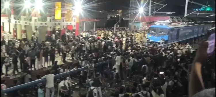 पाटलिपुत्र स्टेशन पर परीक्षार्थियों का उपद्रव: एग्जाम स्पेशल ट्रेन में तोड़फोड़, पुलिस ने की हवाई फायरिंग