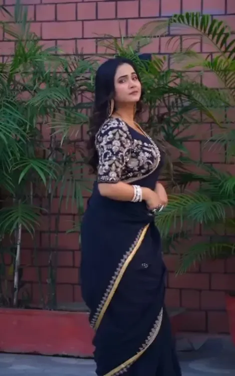 क्या त्रिशा कर मधु ने पवन सिंह और नीलम गिरी के गानों पर किया शानदार डांस?