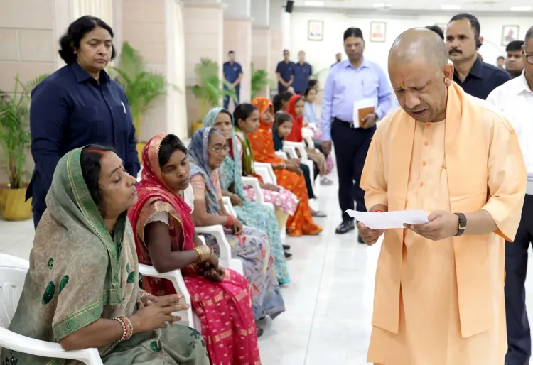सीएम योगी ने जनता दर्शन में सुनीं समस्याएं, समाधान के लिए दिए सख्त निर्देश