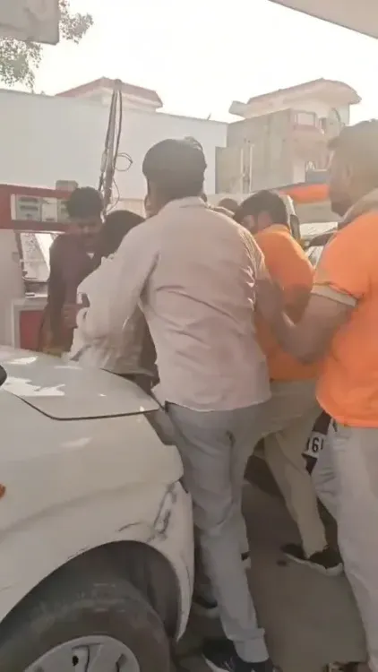 ग्रेटर नोएडा: CNG पंप पर टैक्सी चालक की पिटाई का वीडियो वायरल, बादलपुर पुलिस ने दर्ज की FIR