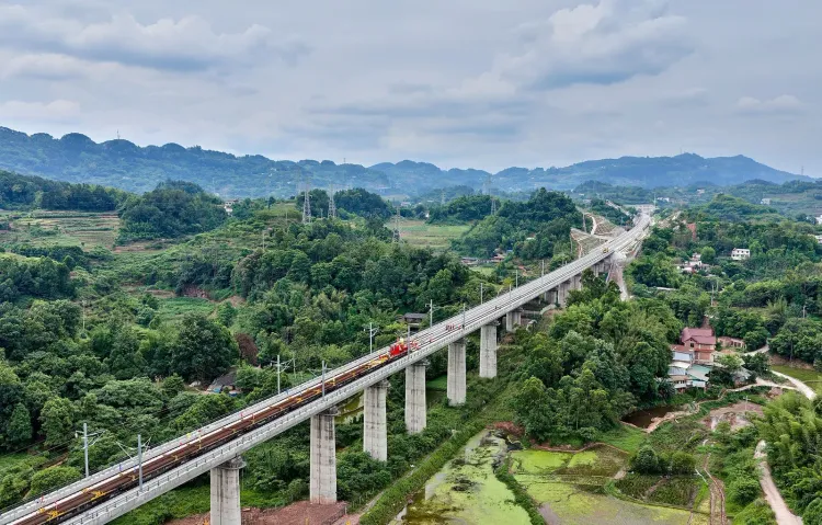 चीन का परिवहन निवेश 2025 में रिकॉर्ड स्तर पर, 36 खरब 70 अरब युआन से अधिक