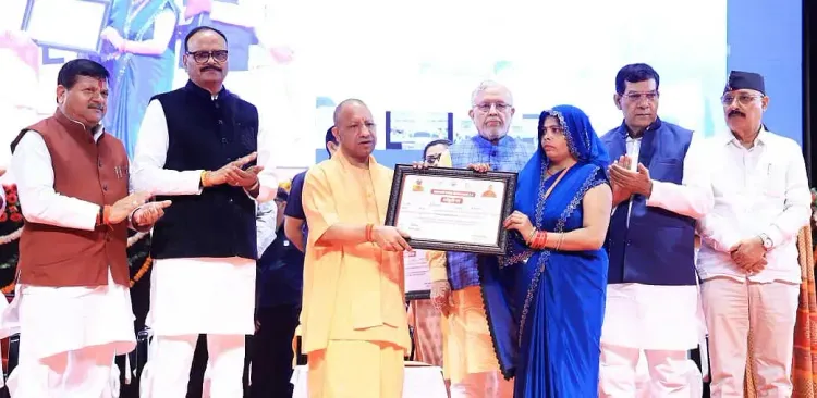 सीएम योगी का बड़ा ऐलान: माफियाओं द्वारा कब्जाई गई भूमि पर गरीबों के लिए बनेगा आवास