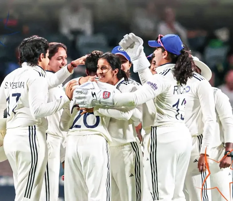 Australia Trails India by 102 Runs at Stumps in Pink-Ball Test