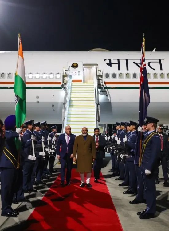 PM मोदी का न्यूजीलैंड दौरा: 40 साल बाद ऐतिहासिक यात्रा, PM लक्सन ने ऑकलैंड एयरपोर्ट पर किया भव्य स्वागत