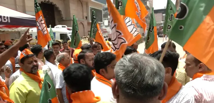 PM मोदी के वाराणसी दौरे से पहले गेरूआ रंग में सजी काशी, ₹6,300 करोड़ की 163 परियोजनाओं का होगा लोकार्पण