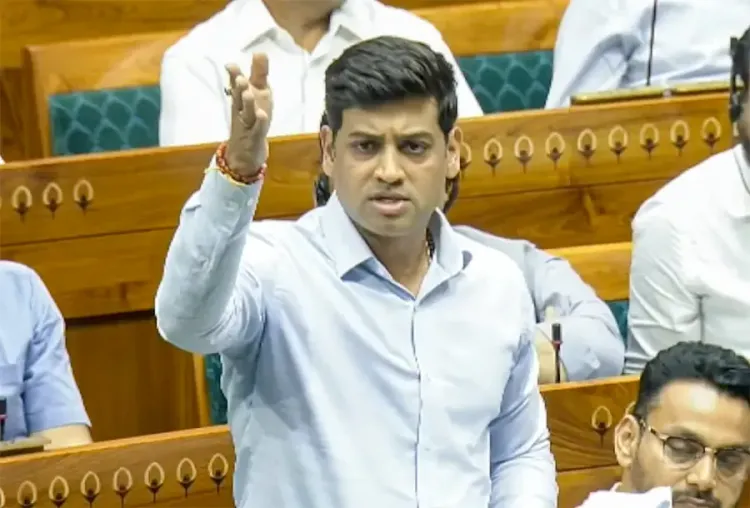 खड़गे की PM मोदी पर विवादित टिप्पणी: श्रीकांत शिंदे ने बताया लोकतांत्रिक मर्यादाओं का उल्लंघन