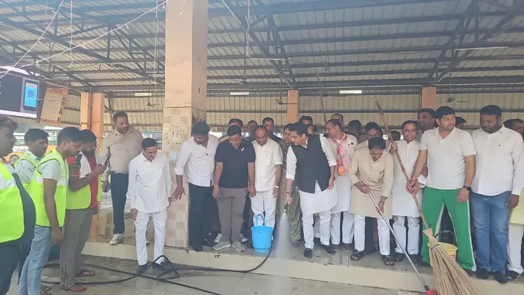 मोदी के जन्मदिन पर गौतमबुद्ध नगर में BJP का सेवा संकल्प दिवस, सांसद ने बाँटे फल, विधायक ने लगाई झाड़ू