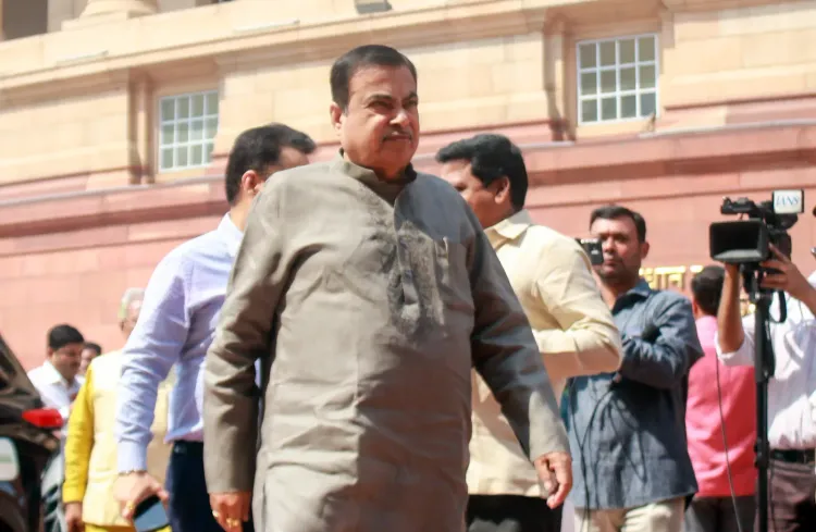 गडकरी बस से निकले पुणे दौरे पर, बोले— 'पेट्रोल-डीजल बचाना आज की ज़रूरत'