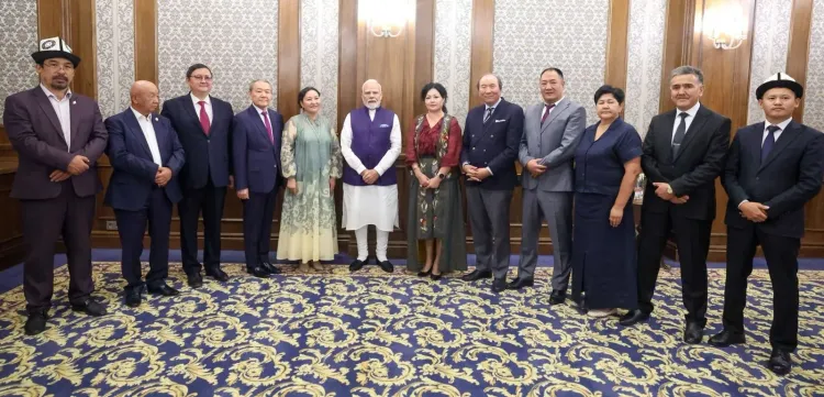 PM Modi meets diaspora, ITEC alumni and Yoga enthusiasts abroad