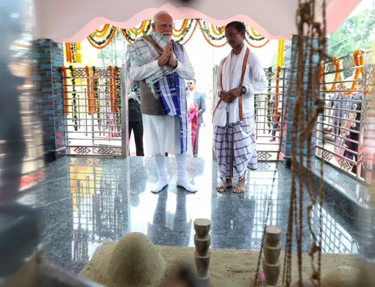 PM Modi, President Murmu Pray at Gosani Peeth in Pahadpur