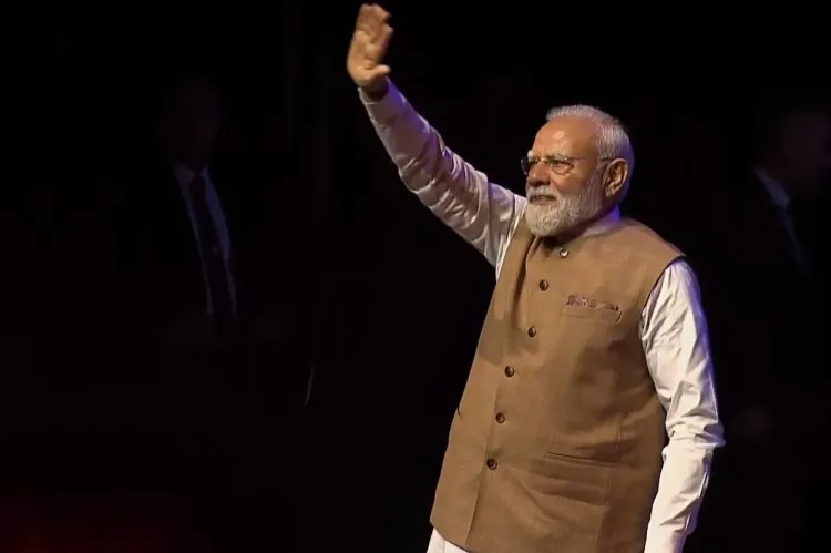 Modi gets rousing Paris welcome from Indian diaspora at community event