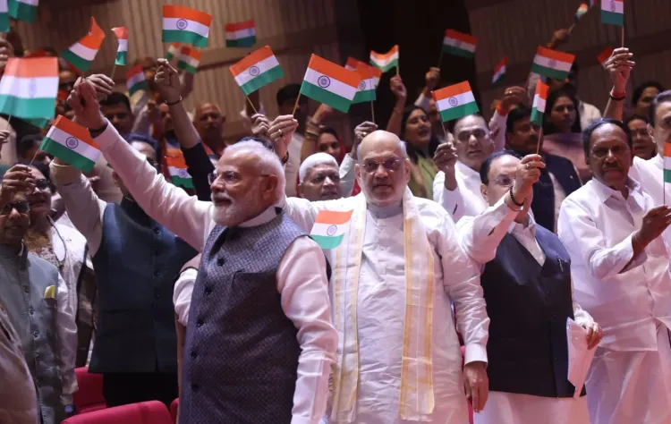 NDA 'मंगल मिलन': मोदी-शाह संग सांसदों ने लहराया तिरंगा, कांग्रेस पर साधा निशाना