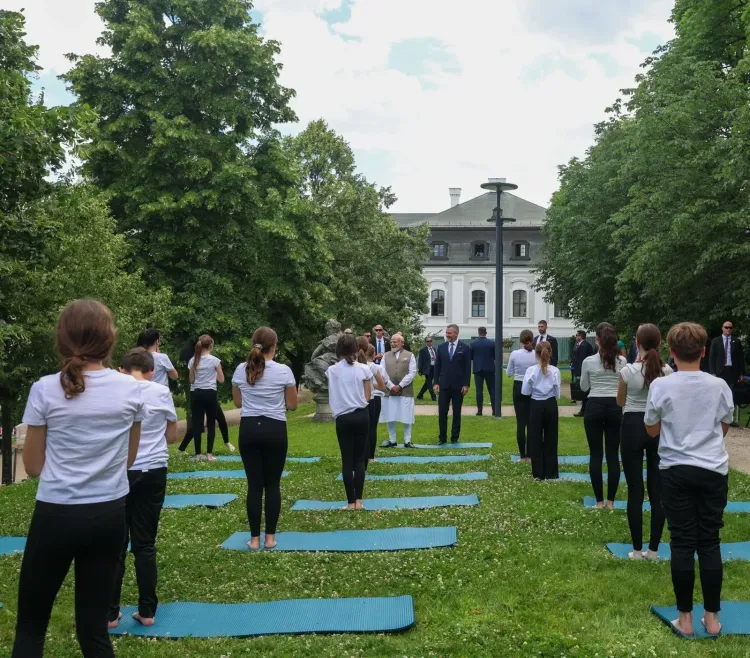 PM Modi, Slovak President Watch Yoga Display by Schoolchildren