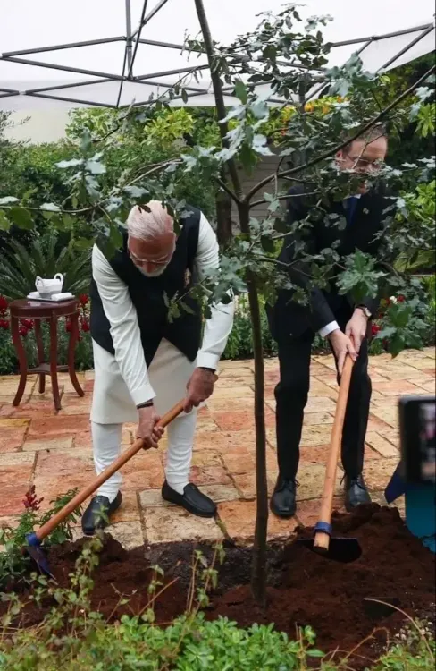 प्रधानमंत्री मोदी ने 'याद वाशेम' में होलोकॉस्ट पीड़ितों को अर्पित की श्रद्धांजलि और राष्ट्रपति हर्जोग संग लगाया पौधा