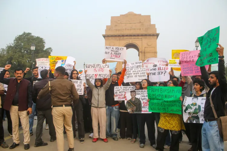 Why Were 15 Individuals Detained During the Delhi Pollution Protests?