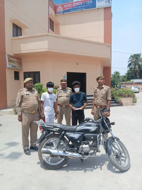 नोएडा पुलिस ने दो वाहन चोरों को दबोचा, दिल्ली के शाहीन बाग से चुराई मोटरसाइकिल और अवैध चाकू बरामद